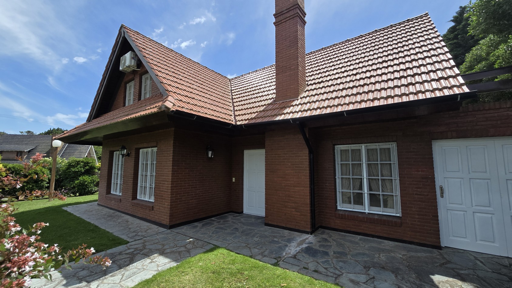 EXCELENTE CASA EN MARTIN PESCADOR (ZONA PLAYA)