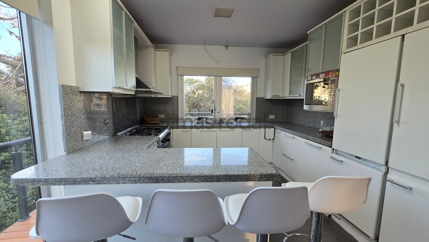 Moderna y sofisticada casa en 3 plantas a solo 2 cuadras de la playa