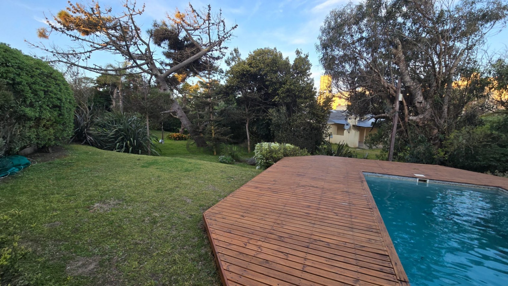 Moderna y sofisticada casa en 3 plantas a solo 2 cuadras de la playa