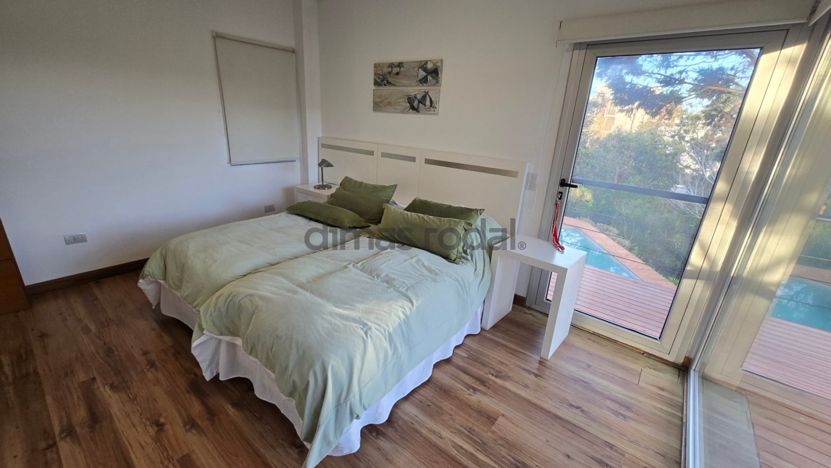 Moderna y sofisticada casa en 3 plantas a solo 2 cuadras de la playa