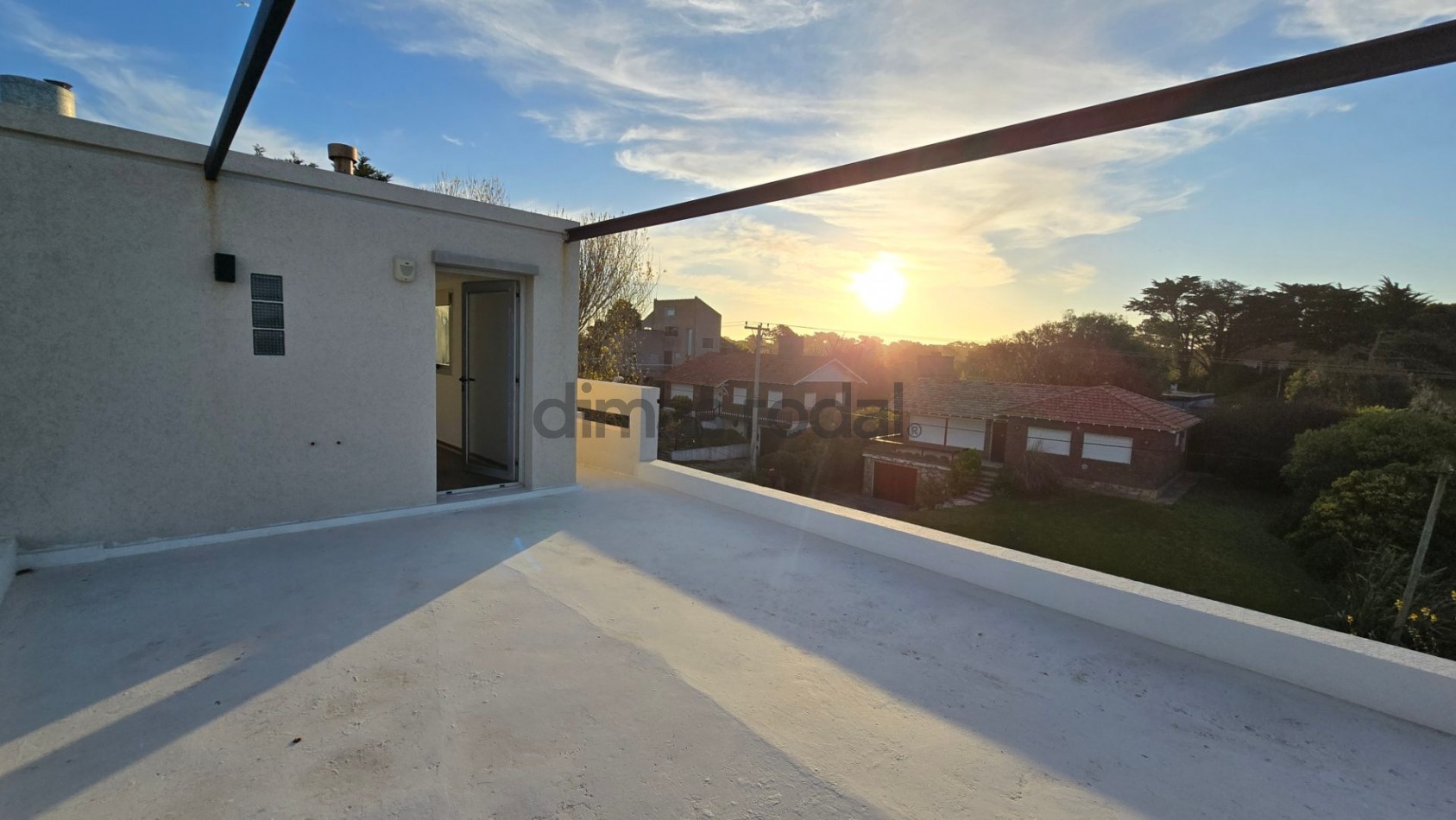 Moderna y sofisticada casa en 3 plantas a solo 2 cuadras de la playa