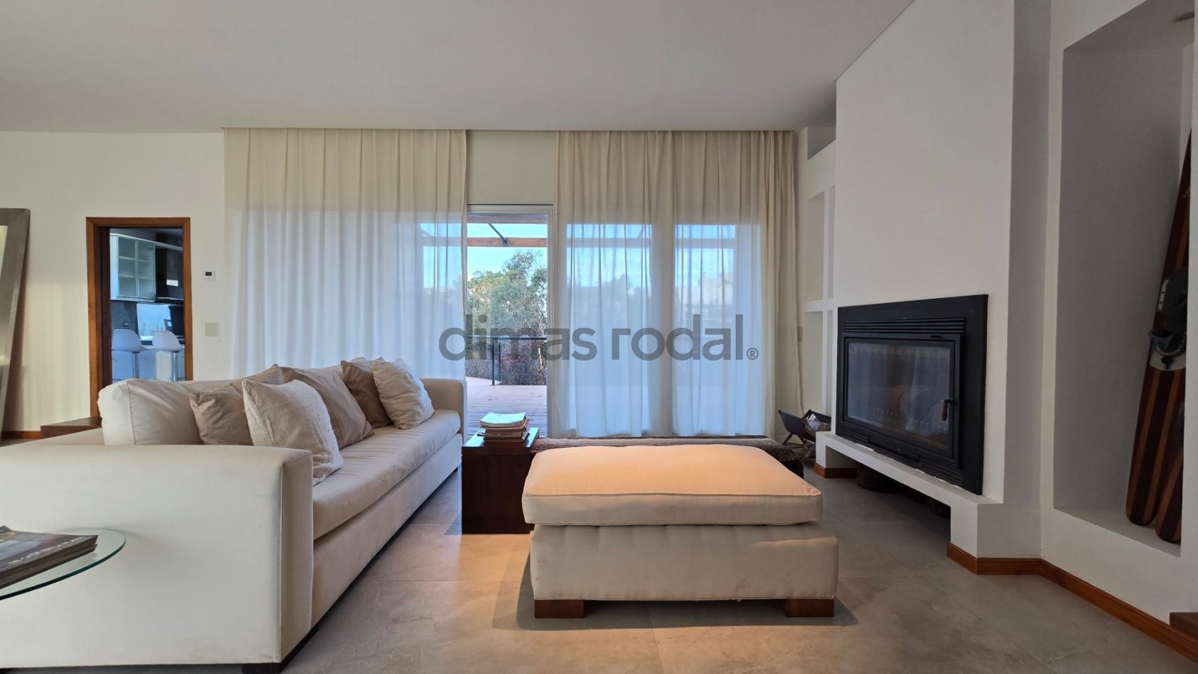 Moderna y sofisticada casa en 3 plantas a solo 2 cuadras de la playa