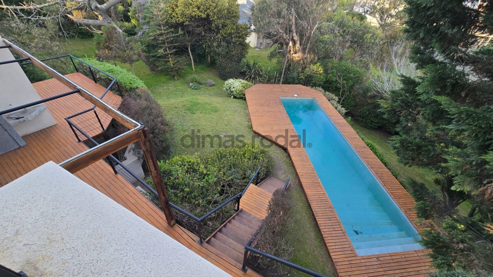 Moderna y sofisticada casa en 3 plantas a solo 2 cuadras de la playa