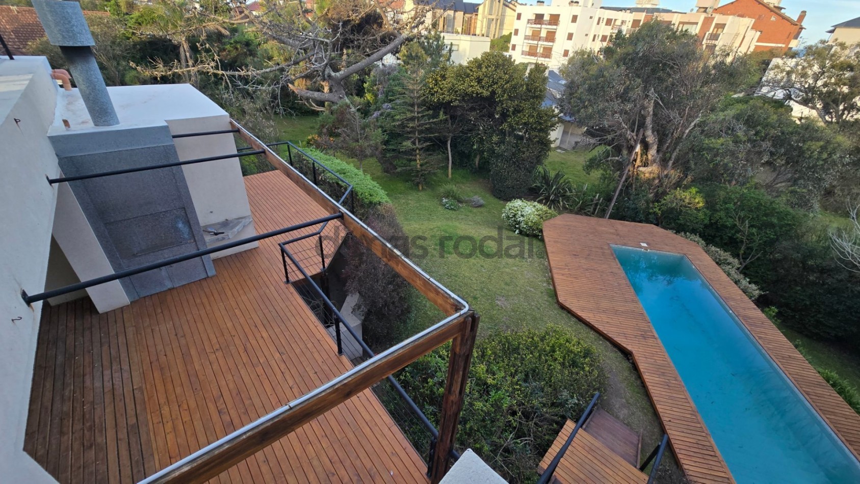 Moderna y sofisticada casa en 3 plantas a solo 2 cuadras de la playa