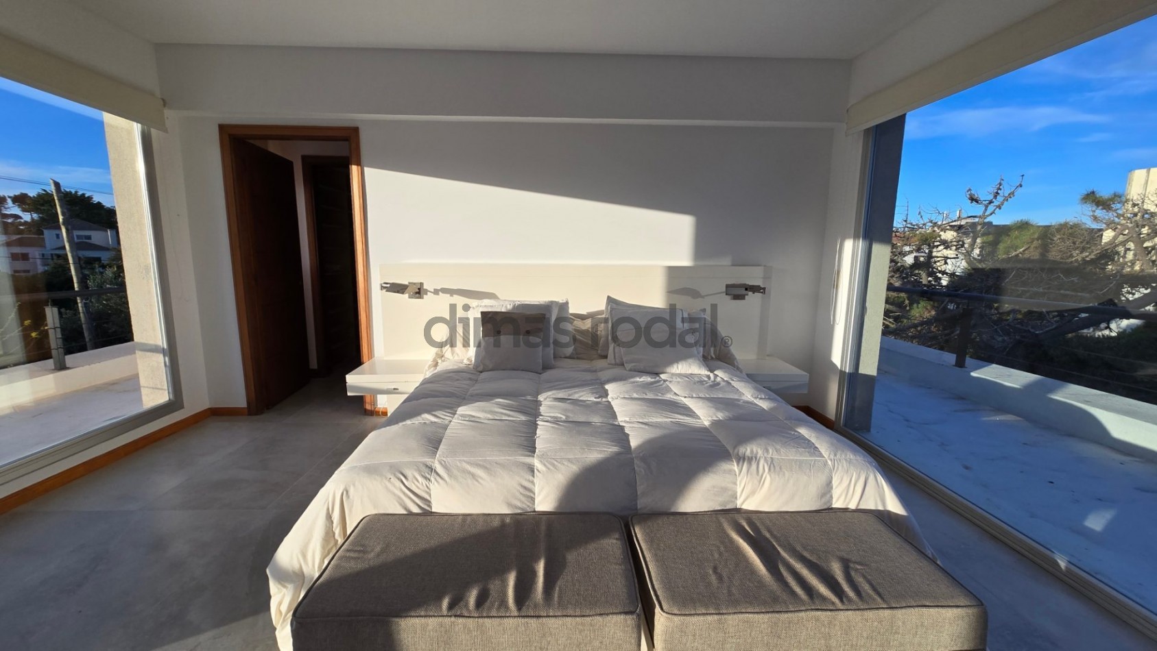 Moderna y sofisticada casa en 3 plantas a solo 2 cuadras de la playa