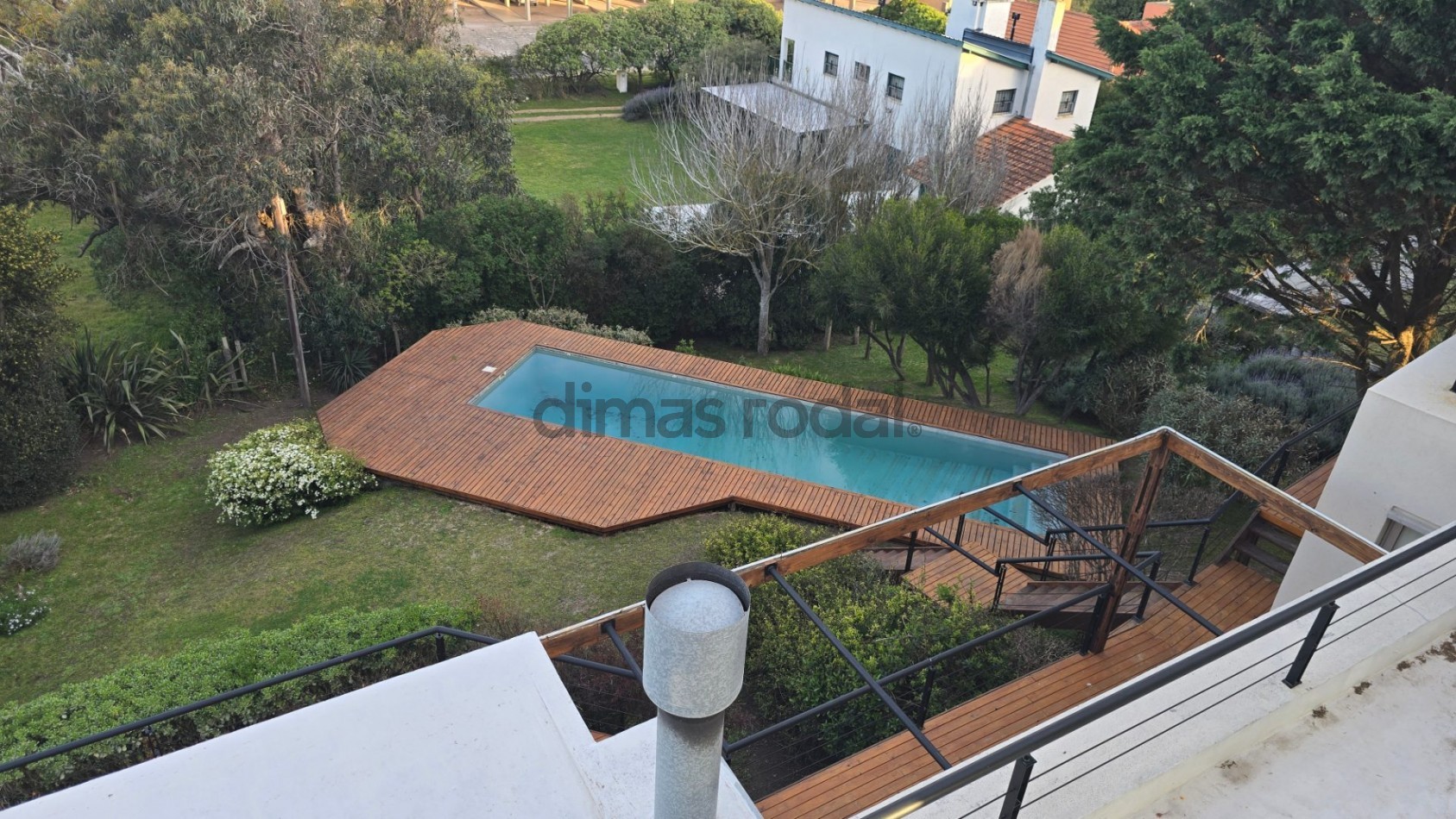 Moderna y sofisticada casa en 3 plantas a solo 2 cuadras de la playa