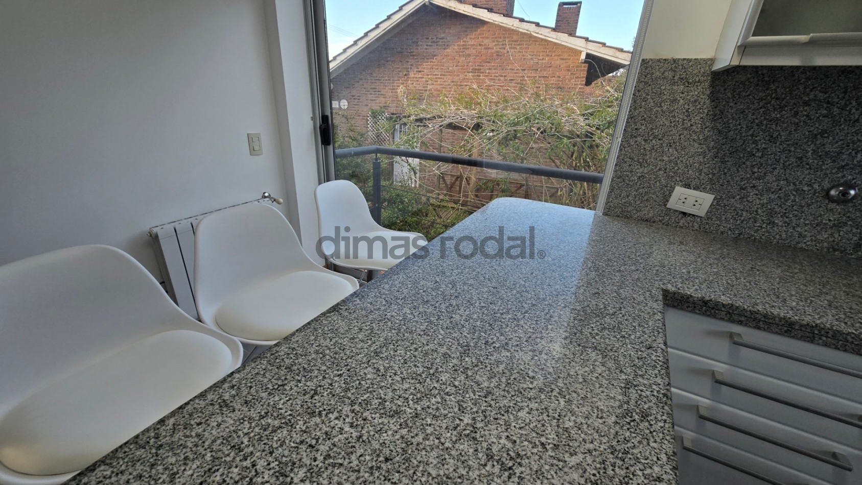Moderna y sofisticada casa en 3 plantas a solo 2 cuadras de la playa