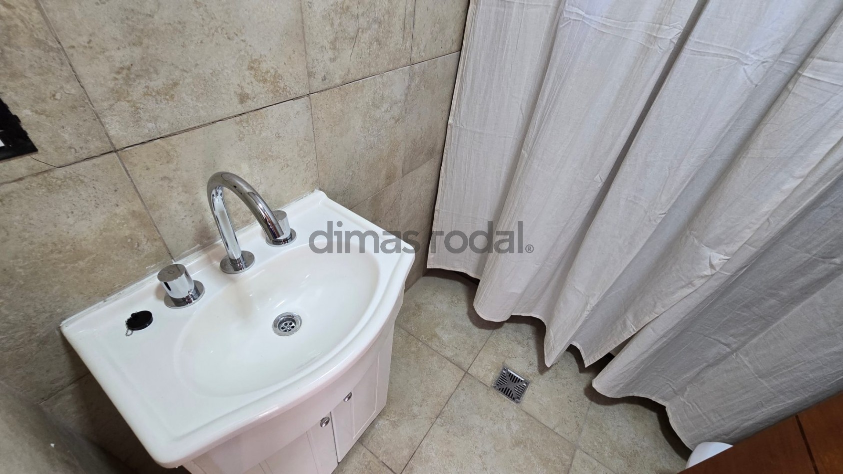Moderna y sofisticada casa en 3 plantas a solo 2 cuadras de la playa
