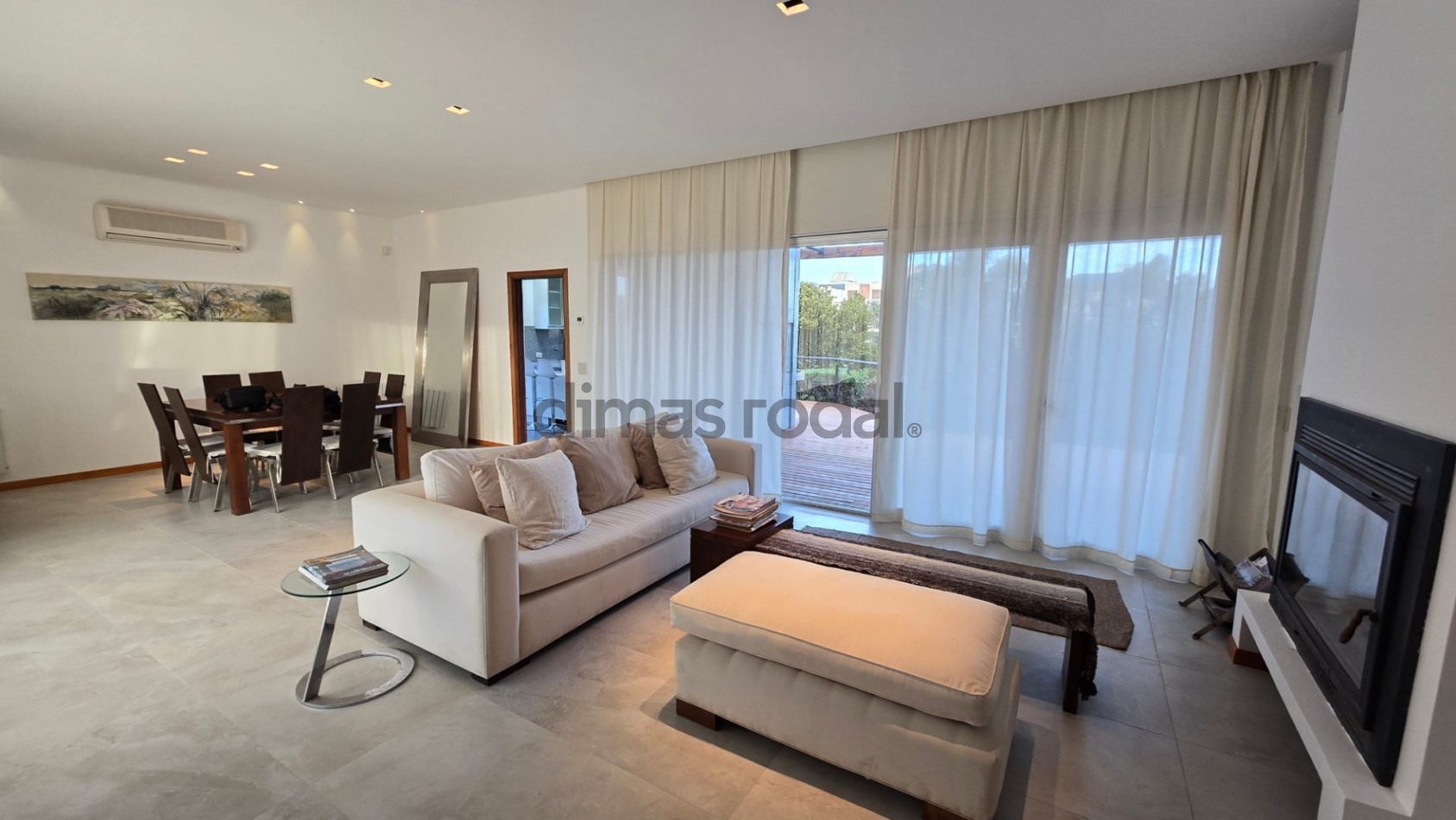 Moderna y sofisticada casa en 3 plantas a solo 2 cuadras de la playa