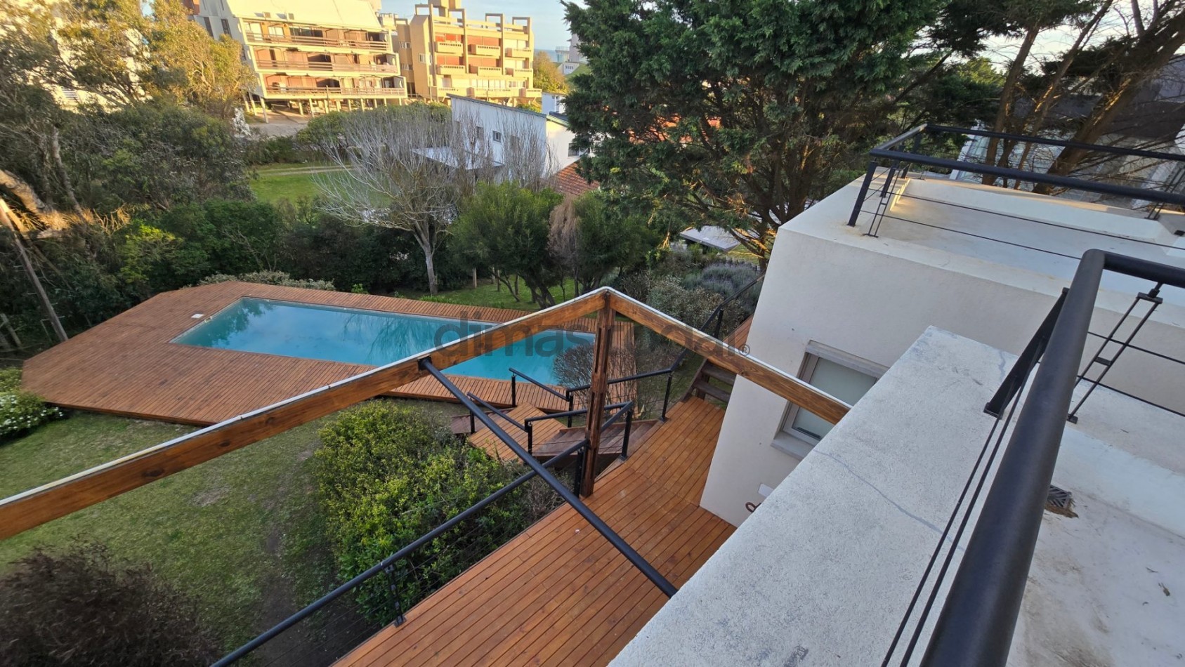 Moderna y sofisticada casa en 3 plantas a solo 2 cuadras de la playa