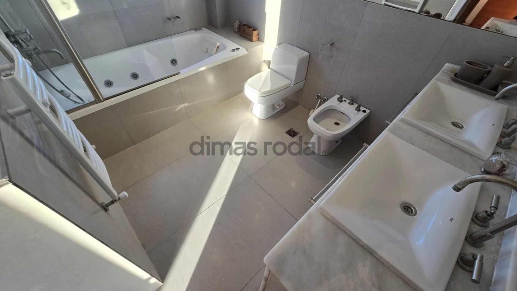 Moderna y sofisticada casa en 3 plantas a solo 2 cuadras de la playa