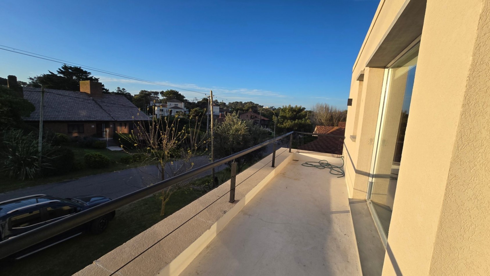 Moderna y sofisticada casa en 3 plantas a solo 2 cuadras de la playa