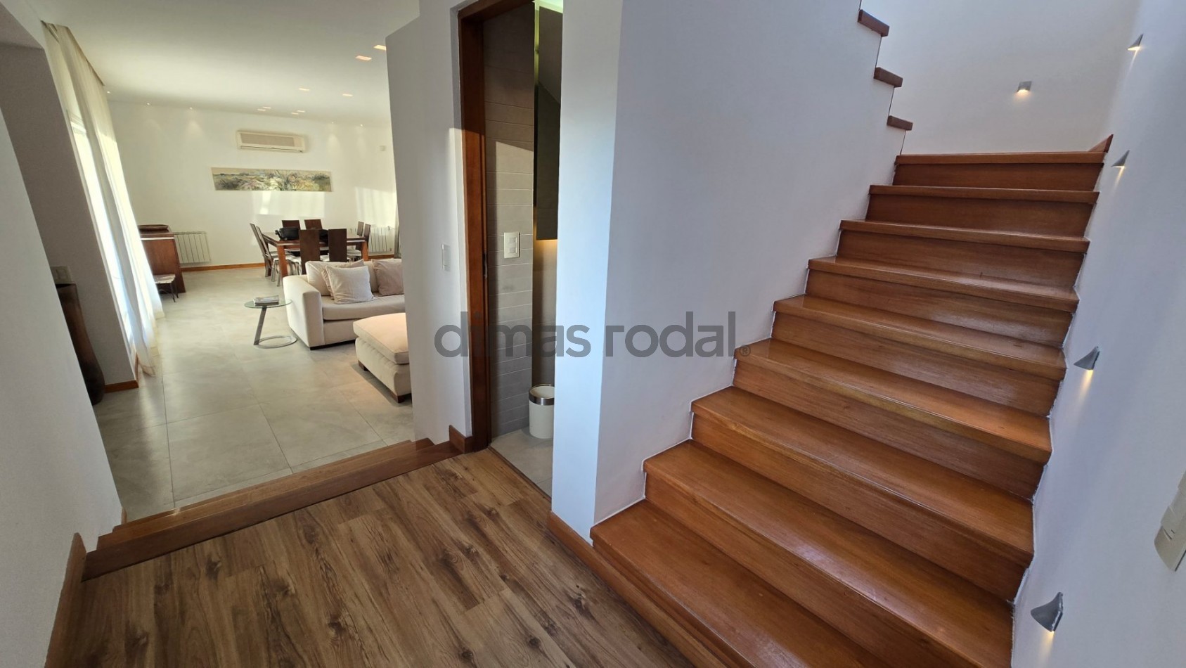 Moderna y sofisticada casa en 3 plantas a solo 2 cuadras de la playa