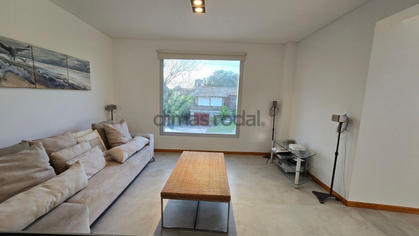Moderna y sofisticada casa en 3 plantas a solo 2 cuadras de la playa