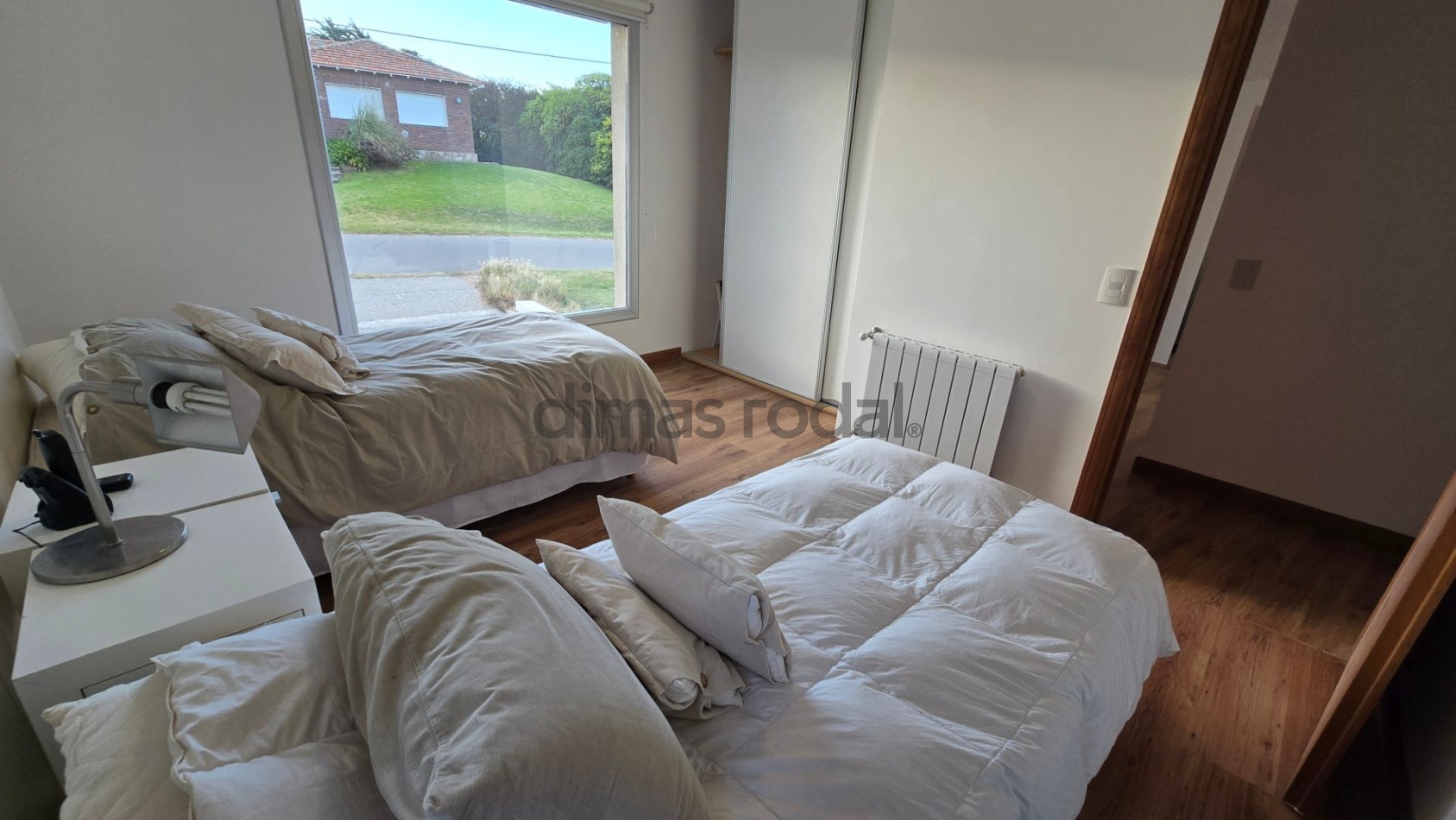 Moderna y sofisticada casa en 3 plantas a solo 2 cuadras de la playa