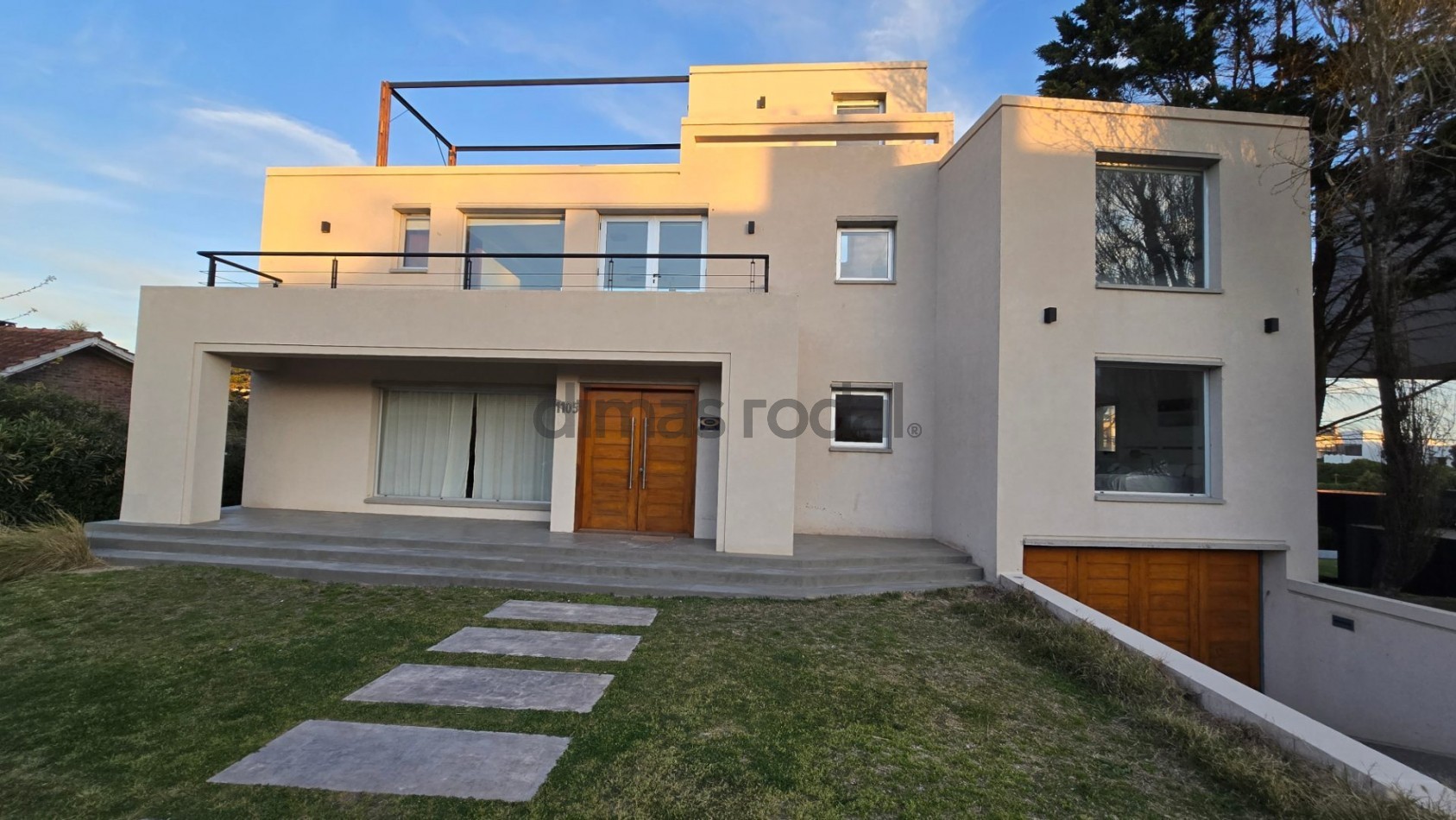 Moderna y sofisticada casa en 3 plantas a solo 2 cuadras de la playa