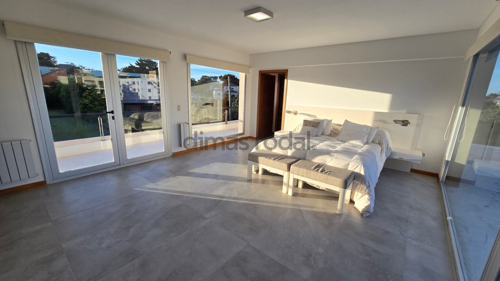 Moderna y sofisticada casa en 3 plantas a solo 2 cuadras de la playa