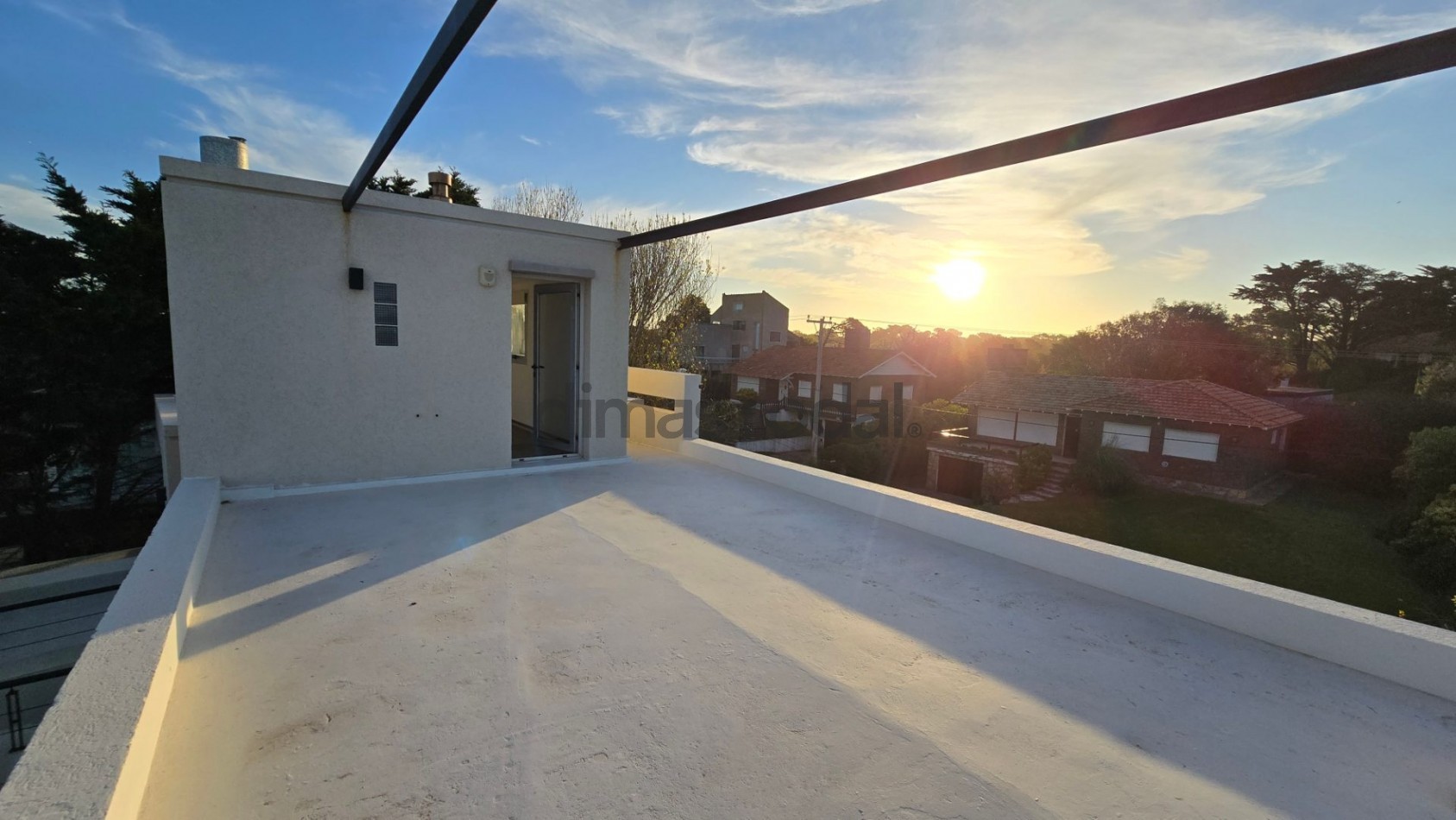 Moderna y sofisticada casa en 3 plantas a solo 2 cuadras de la playa