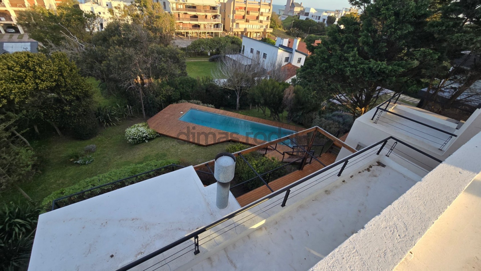 Moderna y sofisticada casa en 3 plantas a solo 2 cuadras de la playa