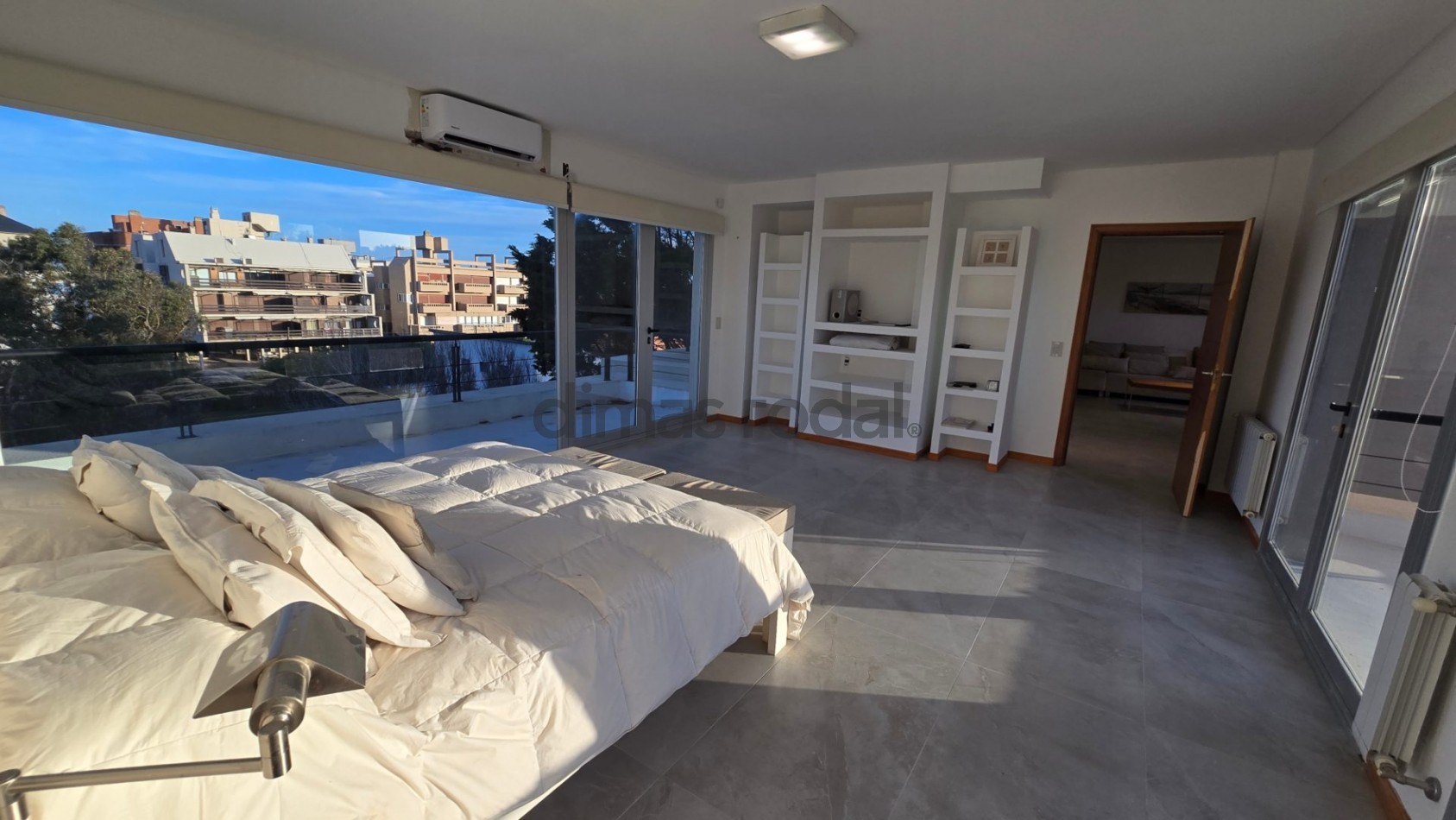 Moderna y sofisticada casa en 3 plantas a solo 2 cuadras de la playa
