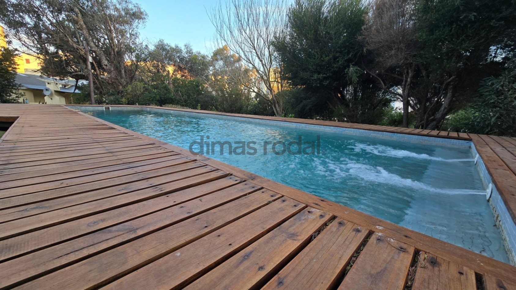 Moderna y sofisticada casa en 3 plantas a solo 2 cuadras de la playa